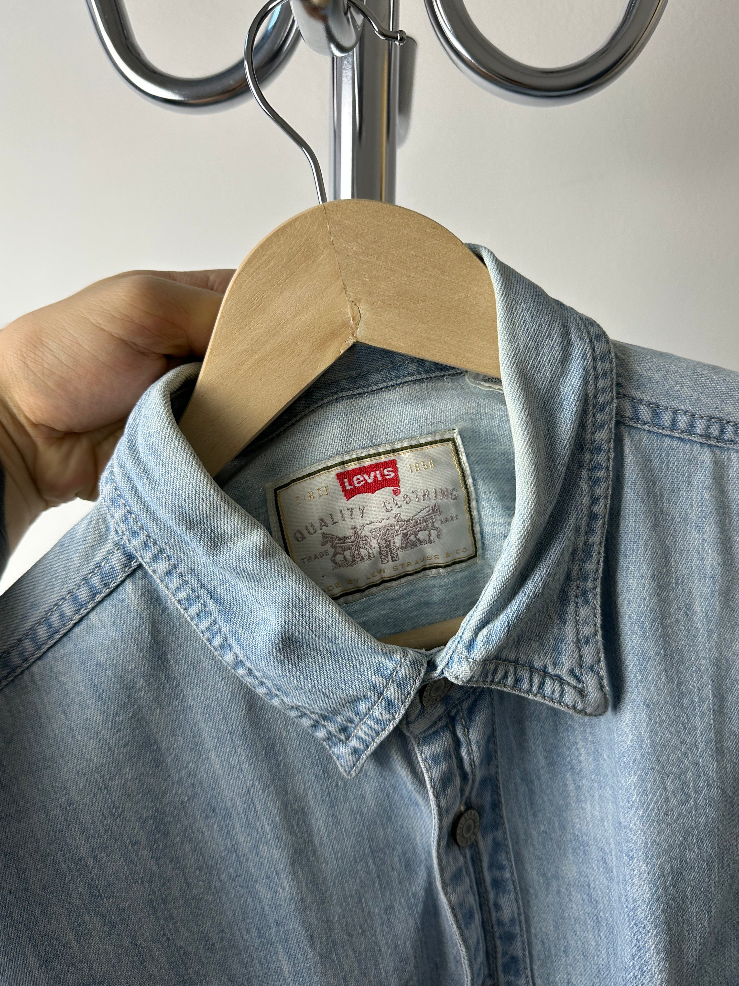 Vintage Levi’s Light Wash Distressed Denim Overshirt - size L